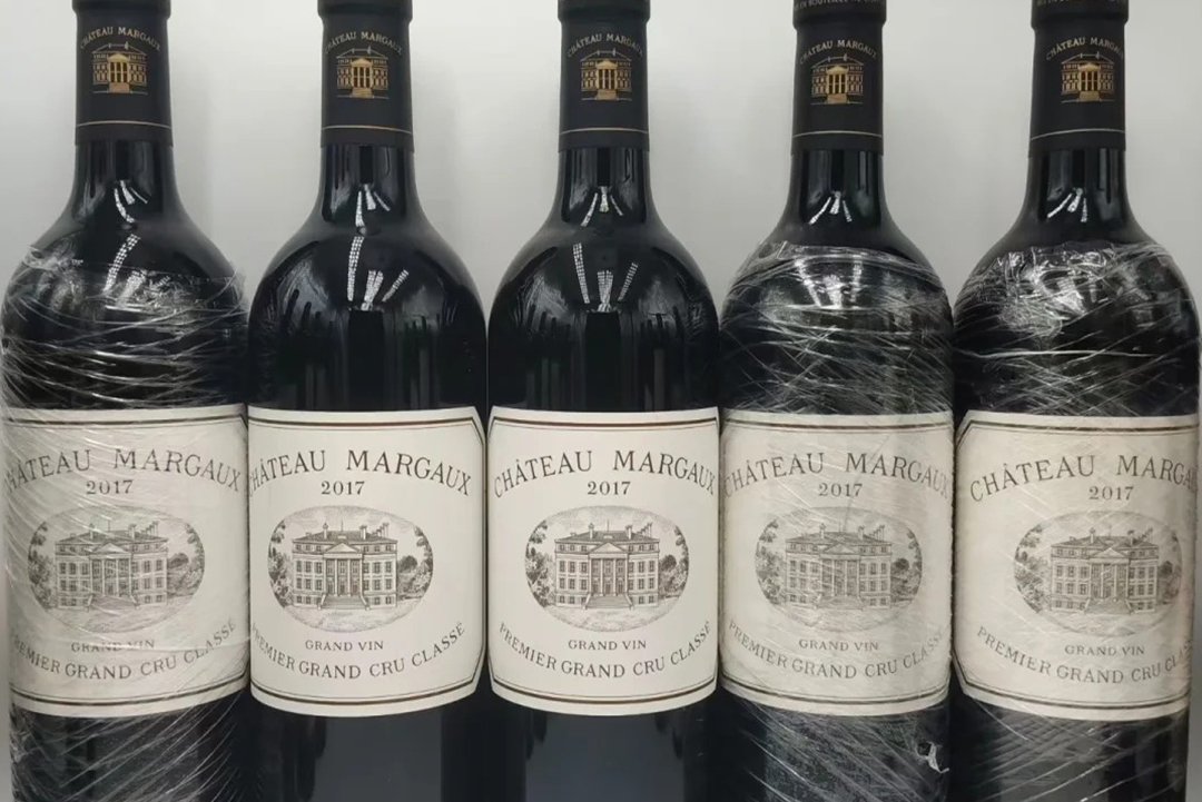 玲瓏閣全港上門回收2017 年瑪歌 Margaux 紅酒，歸屬酒類大類，長期收購洋酒、香檳與各類名酒。實力雄厚資金充足，免費專業鑑定，報價合理實誠，交易簡單快捷，恪守誠信經營。手裡閒置2017 年瑪歌 Margaux 紅酒等頂級名莊酒品，歡迎諮詢洽談回收。