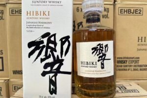 灣仔陳伯珍藏數十載的1923 年三得利響和風・威士忌，見證了一整個家庭的溫暖歲月。這款遠渡來港的經典佳釀，是不少香港長輩的情懷藏品。我們細緻講解1923 年三得利響和風・威士忌的保存、鑑定與收藏知識，幫本地藏家用心守護每一段時光記憶。