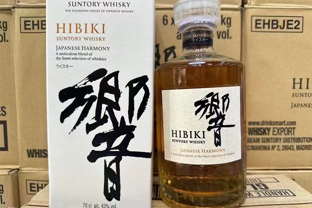 灣仔陳伯珍藏數十載的1923 年三得利響和風・威士忌，見證了一整個家庭的溫暖歲月。這款遠渡來港的經典佳釀，是不少香港長輩的情懷藏品。我們細緻講解1923 年三得利響和風・威士忌的保存、鑑定與收藏知識，幫本地藏家用心守護每一段時光記憶。