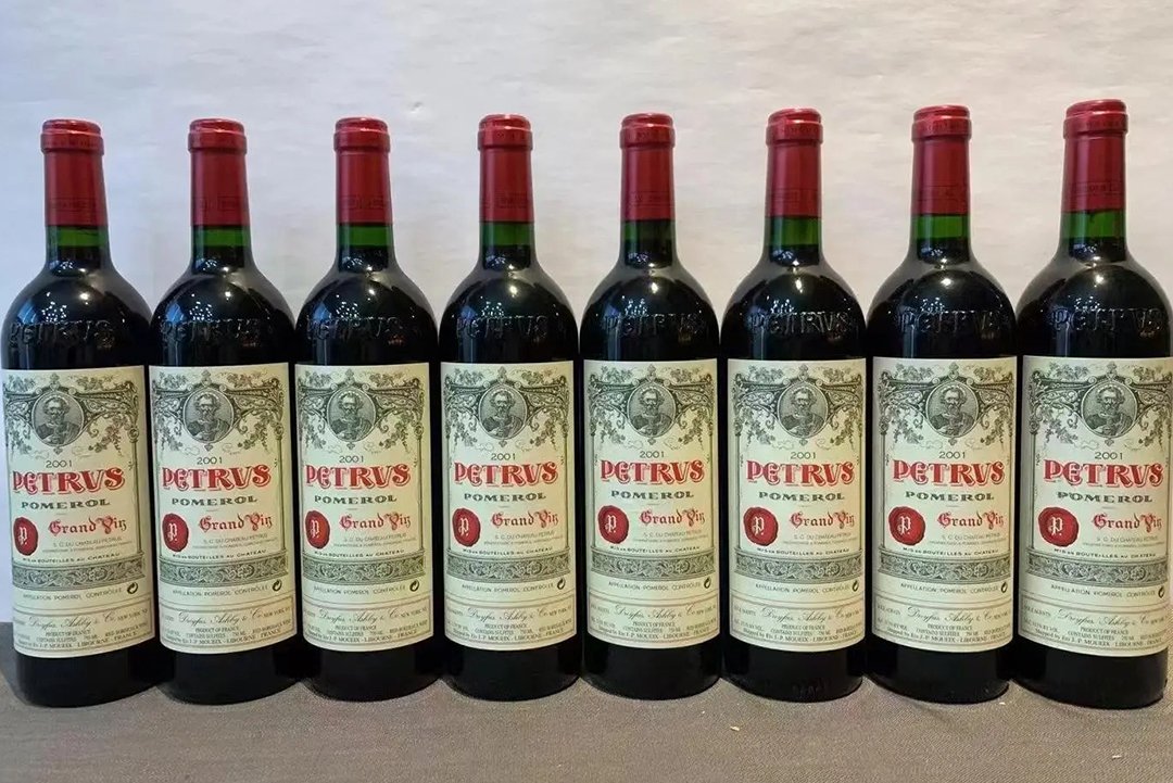 香港半山藏家的私人酒窖中，不少人珍藏2002年帕图斯Petrus紅酒，承載數十年商務與家庭珍貴回憶。玲瓏閣深耕香港頂級名莊領域，專業收購2002年帕图斯Petrus紅酒，結合本地氣候與藏家習慣，提供權威鑑定、藏品把關與收藏諮詢服務，守護港人珍稀名莊藏品。