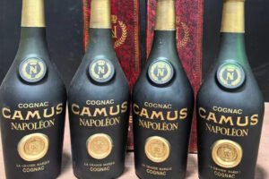 八九十年代進口港澳的80年代卡慕金花拿破崙干邑 Camus Napoléon La Grande-Marque舊酒，民間存量稀少。玲瓏閣長年收購80年代卡慕金花拿破崙干邑 Camus-Napoléon La Grande Marque，專員辨識各款包裝，免費到府評估品相，服務透明保密。
