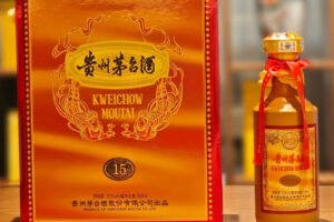 居於九龍的黃叔家中存放珍藏多年茅臺，為妥善處理舊藏，玲瓏閣專注收購貴州茅臺酒十五年陳釀。伴隨港人數十年收藏習慣，不少家庭禮贈、宴會剩酒閒置櫃中，我們走遍全港各區，持續收購貴州茅臺酒十五年陳釀，憑藉專業鑑定經驗，為香港藏家解惑，妥善守護每一樽承載生活回憶的名酒。