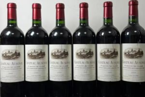 玲瓏閣全港回收 1999 年歐頌 Château Ausone 古堡正牌紅酒，專業師傅檢查酒液、瓶標與原盒品相，鑑定經驗充足。全港提供免費上門驗貨服務，現金即日結算，報價緊跟市場行情。本店同時收購香檳、各類進口典藏洋酒。閒置手上備有 1999 年歐頌 Château Ausone 古堡正牌紅酒，歡迎聯繫詢價。