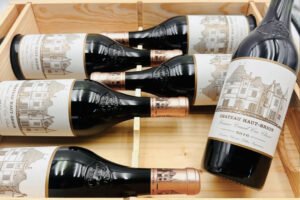 淺水灣投行陳先生私人酒窖珍藏2016 年侯伯王 Haut-Brion 紅酒，這款帕克滿分一級莊，承載海外拍賣與香港高端宴會回憶。玲瓏閣深耕頂級名莊市場，專業收購 2016 年侯伯王 Haut-Brion 紅酒，熟知香港潮濕儲藏問題，全港免費上門鑑定，提供完整藏品收藏諮詢。