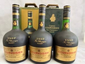 元朗錦田村嘅棠叔，儲物鐵皮櫃藏咗幾十瓶拿破崙 Courvoisier 乾邑，全係八九十年代鄉村婚宴、盆菜宴留下嘅老酒。玲瓏閣深耕香港舊洋酒市場，專業收購拿破崙 Courvoisier 乾邑，熟識歷代包裝版本，全港十八區免費上門，針對新界潮濕村屋環境提供專業鑑定與收藏建議。