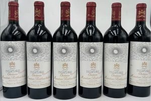 玲瓏閣收購 2002 年木桐 Château Mouton Rothschild 紅酒，深諳波爾多一級莊藏品價值，不會藉輕微包裝瑕疵壓價。團隊熟識香港名莊紅酒二手市場，單瓶或多瓶均可回收，全程保密，沒有任何隱藏費用。香港藏家打算出手珍藏木桐紅酒，歡迎聯絡玲瓏閣估價。