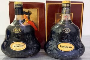 玲瓏閣收購軒尼詩 Hennessy XO 紅盒金頭版，熟悉香港舊洋酒市場，專業鑑定師辨識老酒版本。明白經典舊版干邑的收藏價值，不會憑輕微歲月痕跡壓價。支持上門估價，免費驗酒，交易全程保密，無任何隱藏收費。持有舊軒尼詩藏品想出手，歡迎找玲瓏閣查詢報價。