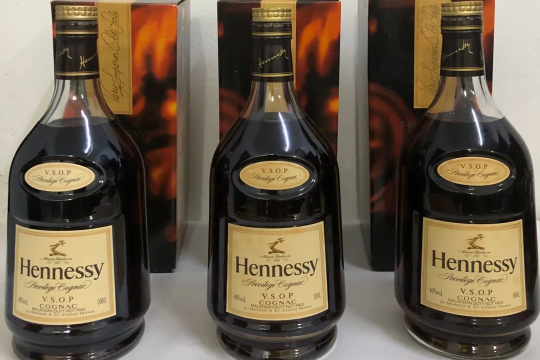 玲瓏閣專業回收軒尼詩 VSOP 金頭老版干邑，熟悉舊版干邑版本辨識與香港市場行情，憑照片可先做初步估價，提供全港免費上門鑑定。報價透明，不會藉外盒輕微老化亂壓價，客戶資料嚴格保密，無隱藏收費。持有舊版軒尼詩 VSOP 金頭想出售，歡迎預約玲瓏閣評估。